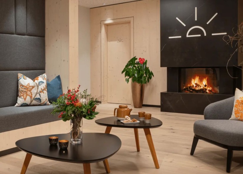 Lounge mit Kamin