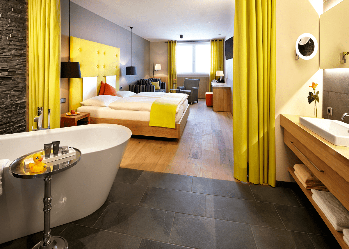 Blick vom Badezimmer in den Wohnraum