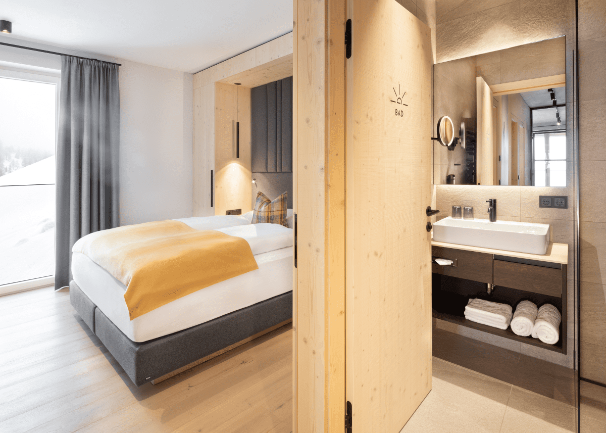 Schlafzimmer mit Doppelbett